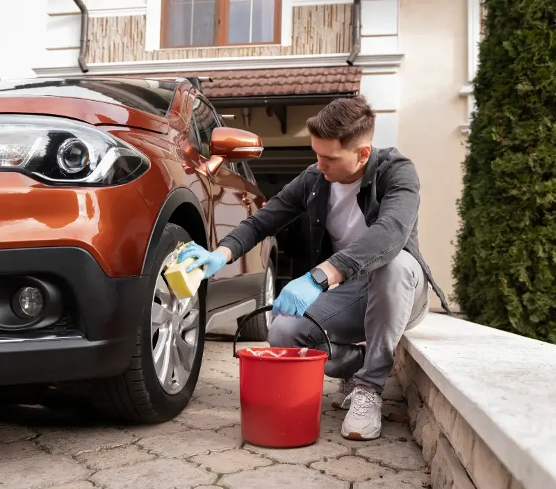 Lavage auto à domicile Saint-Martin-l'Aiguillon : professionnel intervenant sur un véhicule